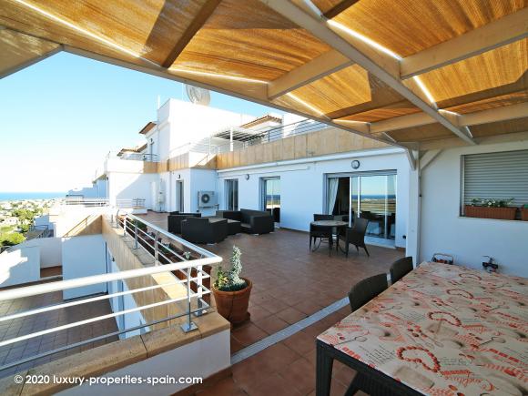 A vendre Appartement de standing avec grande terrasse et superbe vue sur mer