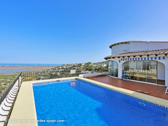 For sale 4 bedroom villa with pool and sea view in Monte Pego