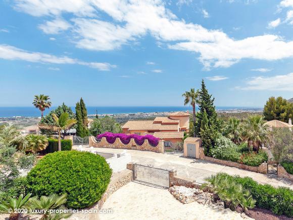 For sale 5 bedroom villa with pool, guest apartment and sea view