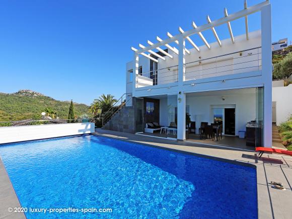 For sale Contemporary 3 bedroom villa with sea view